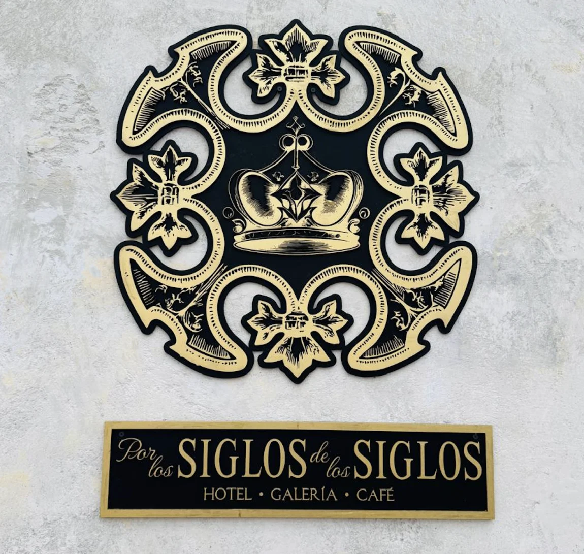 El escudo y el patio de Por Los Siglos